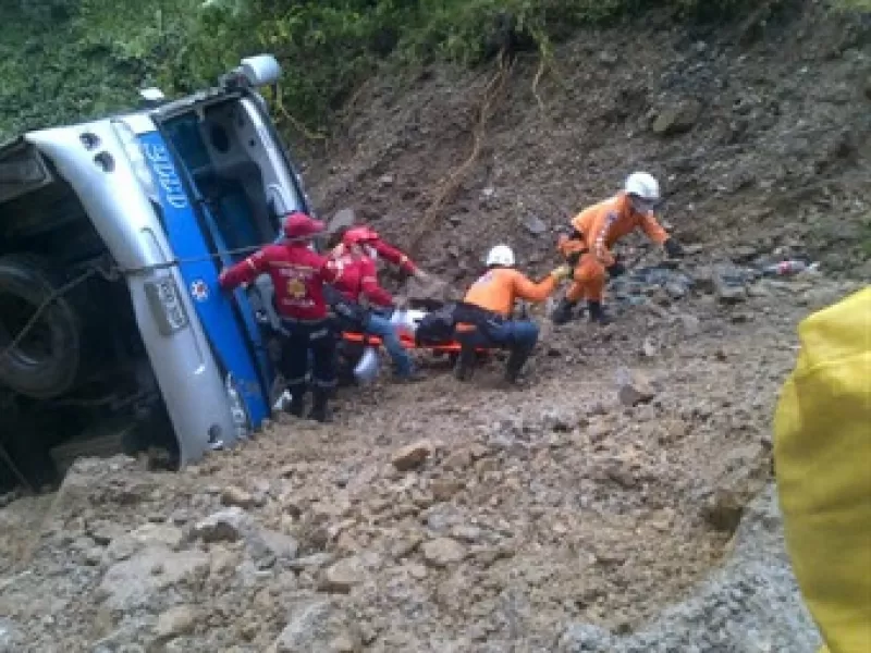 Defensa Civil rescatando a las víctimas del accidente en la Ruta de la Soberanía que dejó dos muertos y al menos 20 heridos. Las autoridades buscan con afán a los familiares de las víctimas para informarles del suceso. Foto: W Radio.