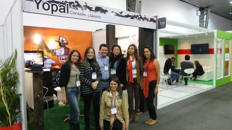 Funcionario de la Secretaria de Desarrollo Económico Medio Ambiente y Turismo de Yopal, promocionando la oferta turística del municipio en la Vitrina Turística de Anato 2013.