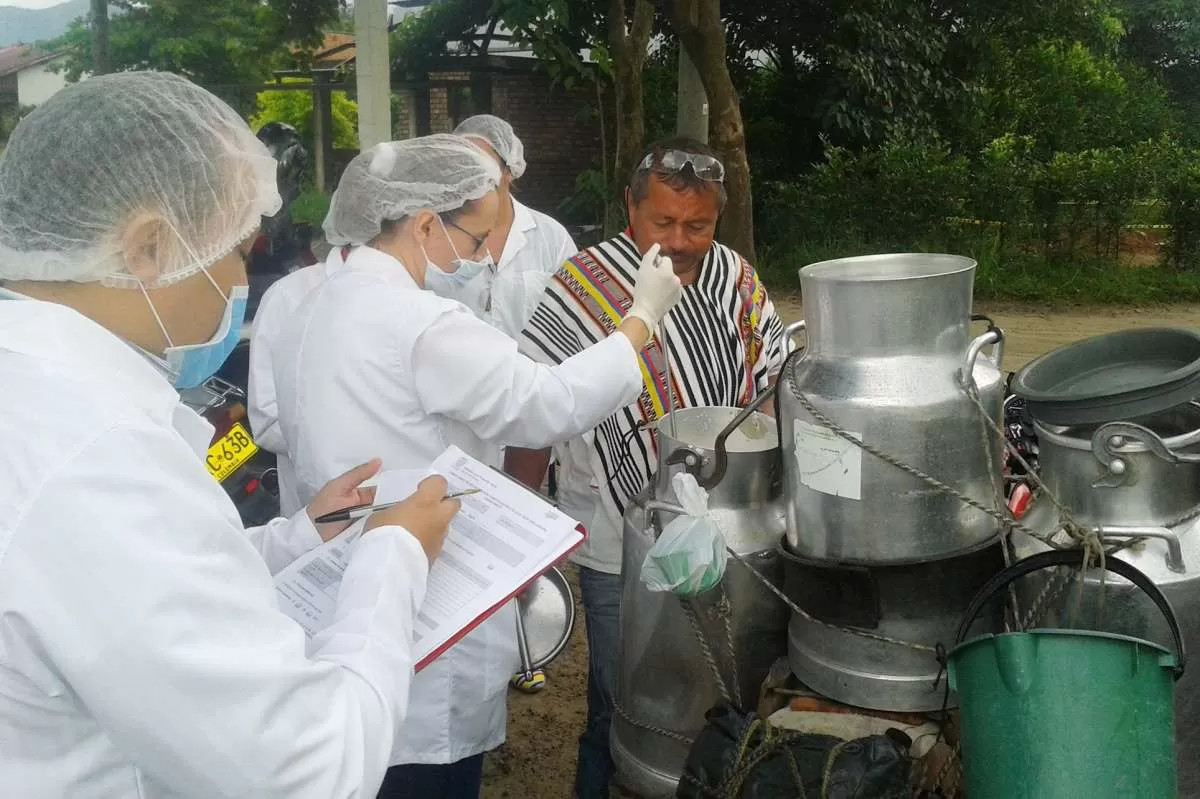Realizaron operativo de control sanitario a expendedores de leche cruda, en la Vía hacia Morichal.