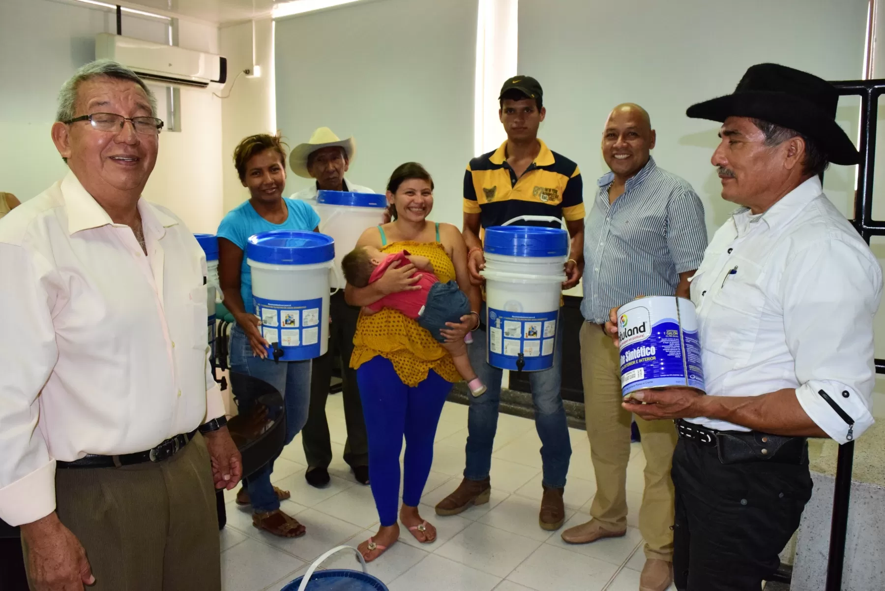 Comunidad residente en la vereda Bocas del Arauca recibió varios filtros de agua, que mejorarán la calidad de vida de estos araucanos.