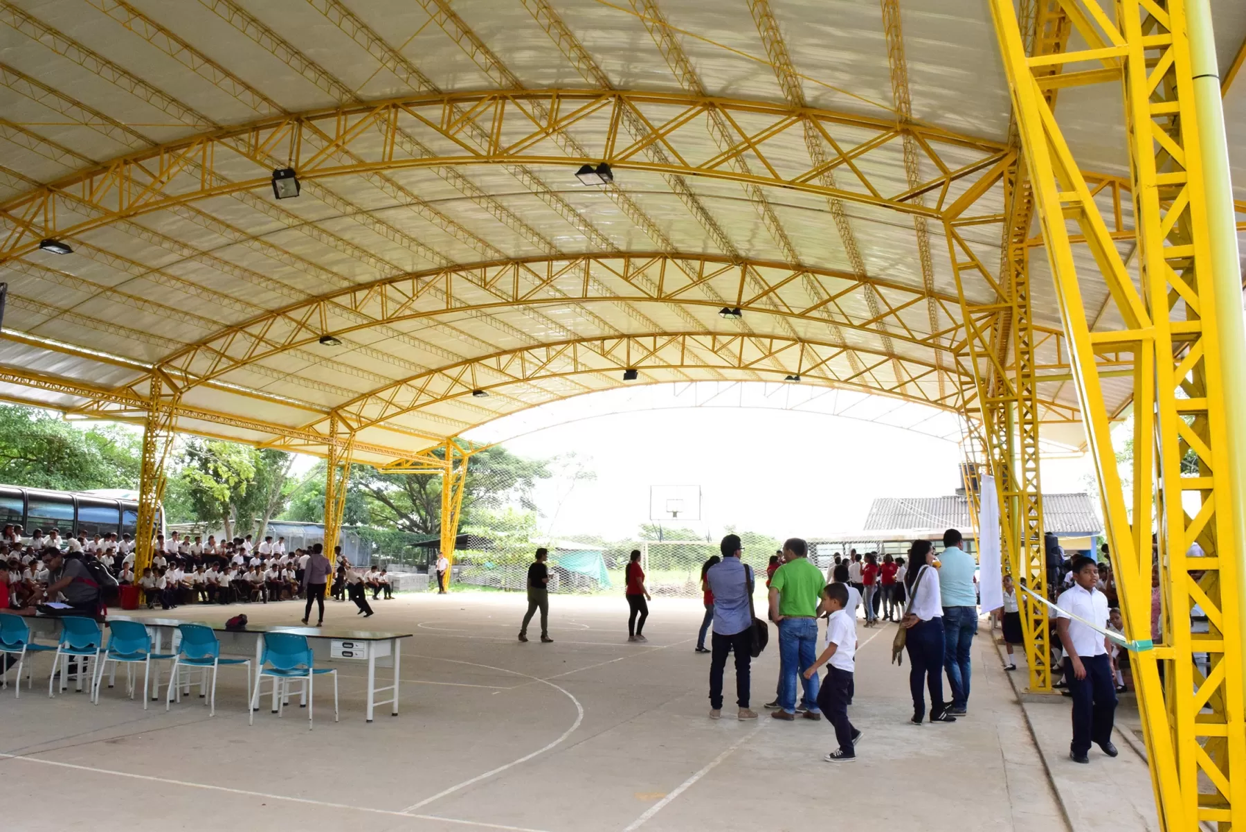 La Institución educativa Matecandela  de Arauca, la alcaldía le instaló una cubierta a la cancha múltiple.