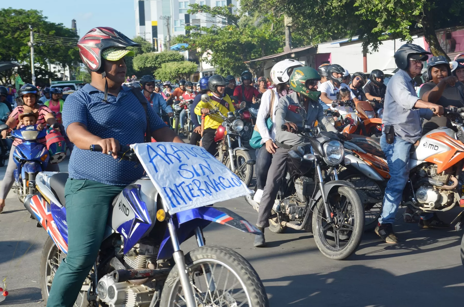 Motociclistas araucanos protestaron por retenciones de vehículos que realizan las autoridades respaldadas en decreto de internación temporal.