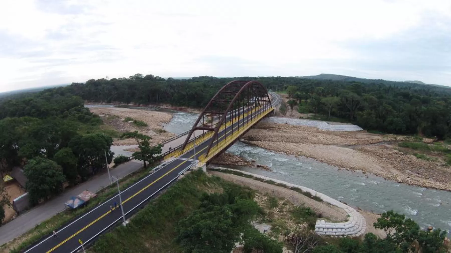 El nuevo puente posee 125 metros de largo, y es el único en la región que cuenta con iluminación.