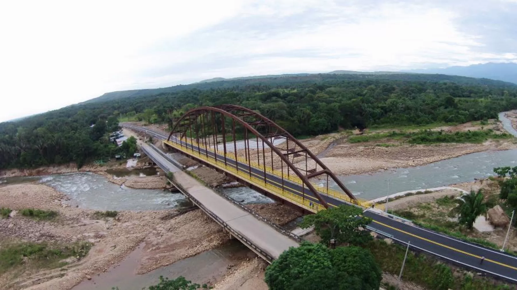 Esta obra fue gestionada luego de que la fuerte ola invernal del año 2012 derrumbó el puente que funcionó por más de cuarenta años. 