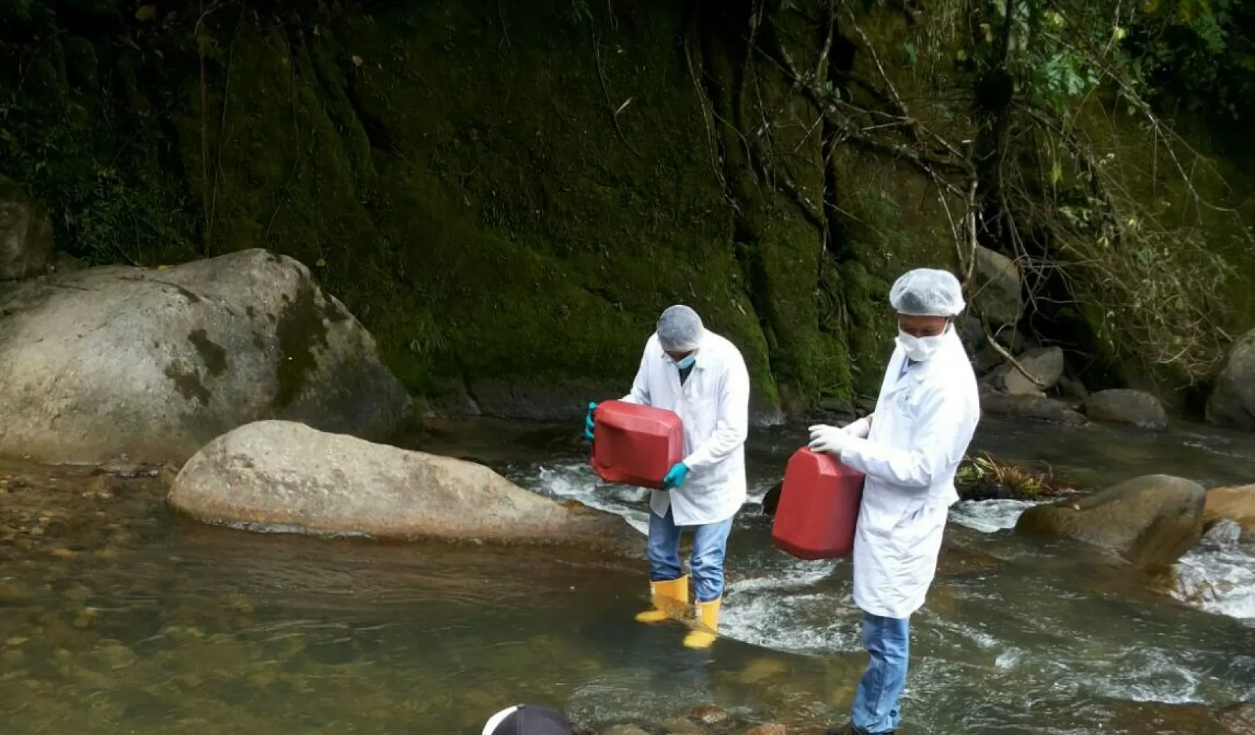 Vigilancia de la calidad del agua para consumo humano, continúa adelantando la recolección de toma de muestras de agua en los diferentes sistemas de abastecimientos tanto urbanos como rurales del municipio.