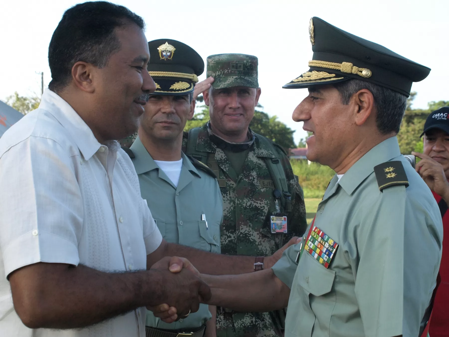 El comandante de la Región 5 de la Policía Nacional, general Jaime Vega Álvarez fue condecorado por el gobernador de Arauca, Facundo Castillo.