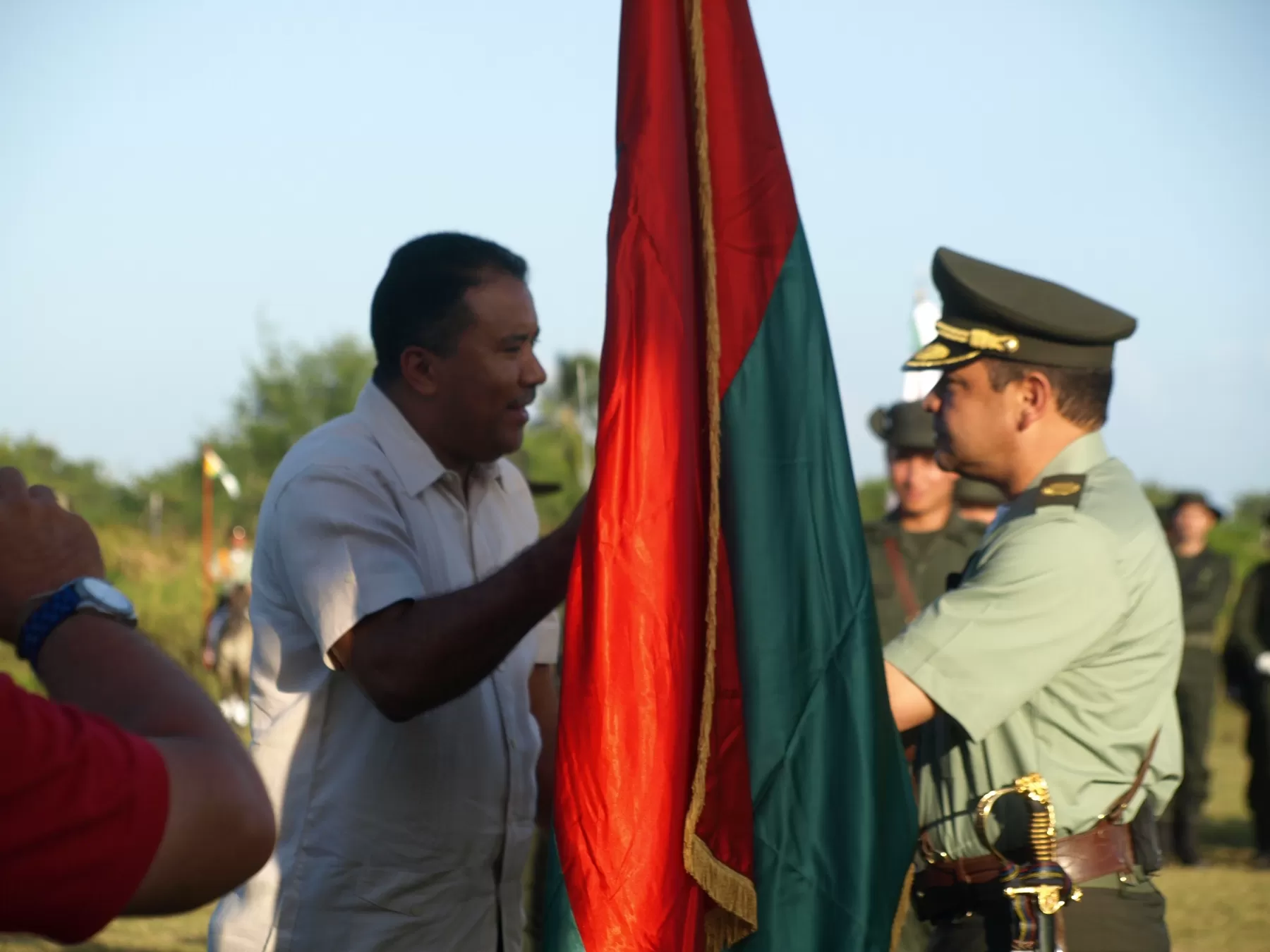 De manos del gobernador de Arauca, Facundo Castillo, el coronel Wilmer José Valencia Ladrón de Guevara, recibió la bandera del departamento de Arauca.