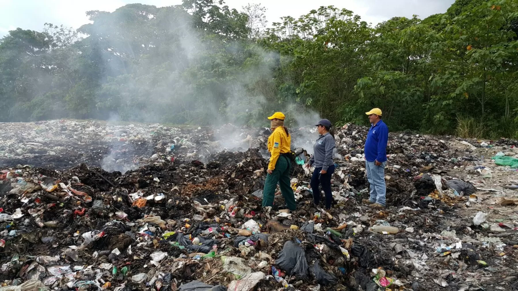 Cormacarena atiende y verifica el impacto ambiental, de la emergencia generada por una incineración que se presenta en la celda tecnificada de residuos sólidos del municipio de El Castillo en el departamento del Meta.