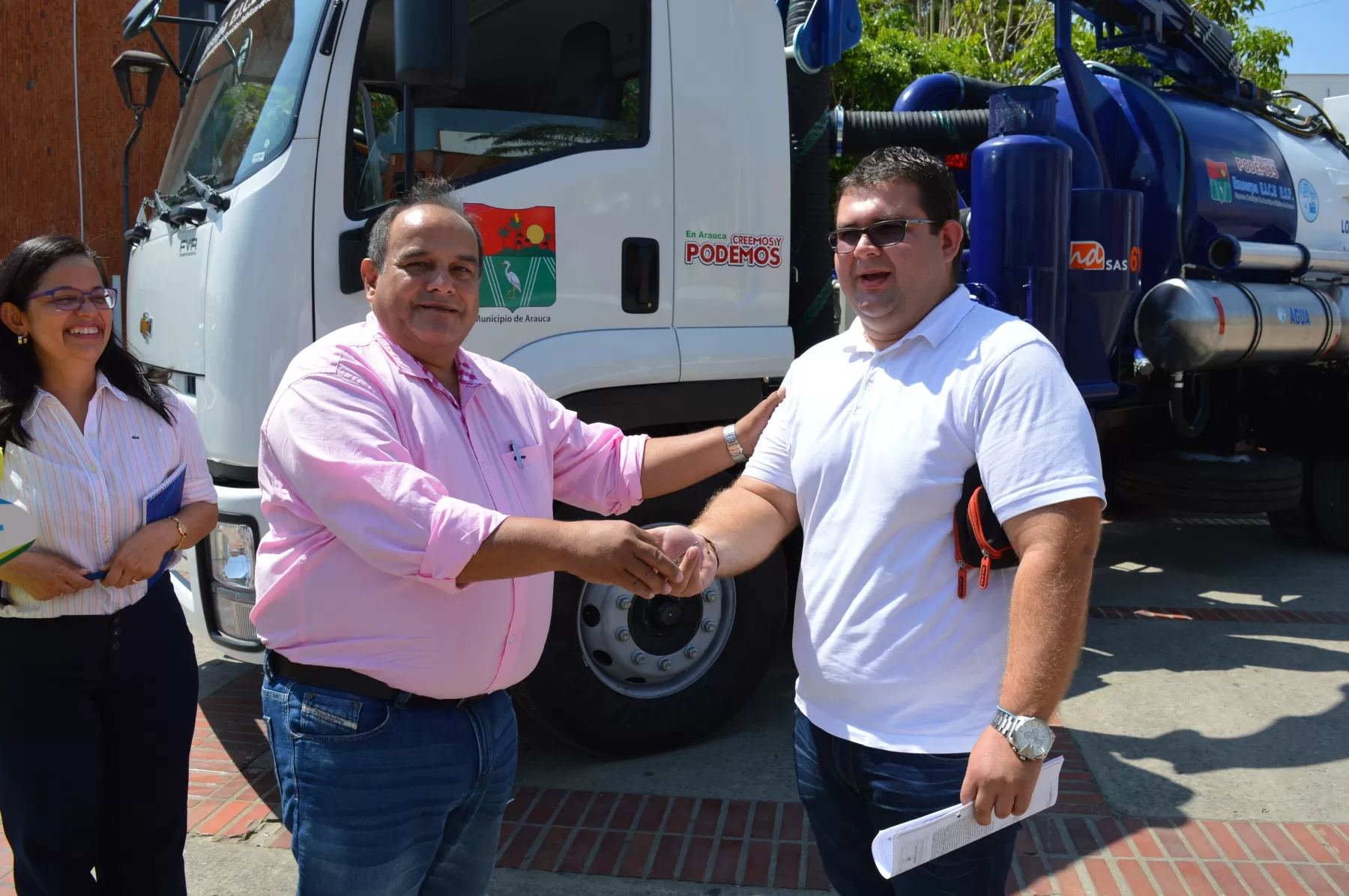 Alcalde de Arauca, Benjamín Socadagüi Cermeño, entregó a Emserpa, vehículo que realizará el mantenimiento de redes del alcantarillado sanitario del municipio.