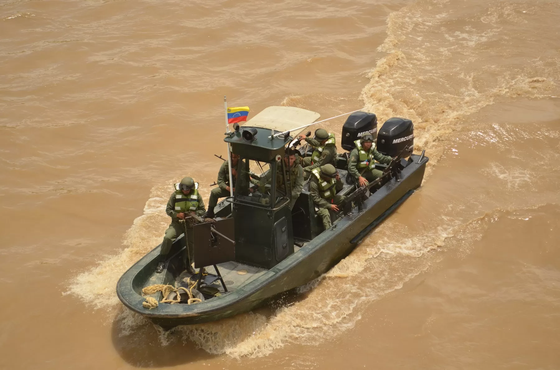 Personal de la guardia venezolana llegaron hasta establecimiento público de Arauquita a detener  a canoeros colombianos, fueron sorprendidos por miembros de la Policía Nacional, los disparos no dejaron heridos.