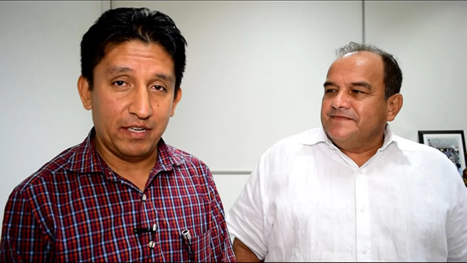 Nelson Gauta (izq), secretario de educación municipal de Arauca renunció a la administración del alcalde Benjamín Socadagüi Cermeño (der).