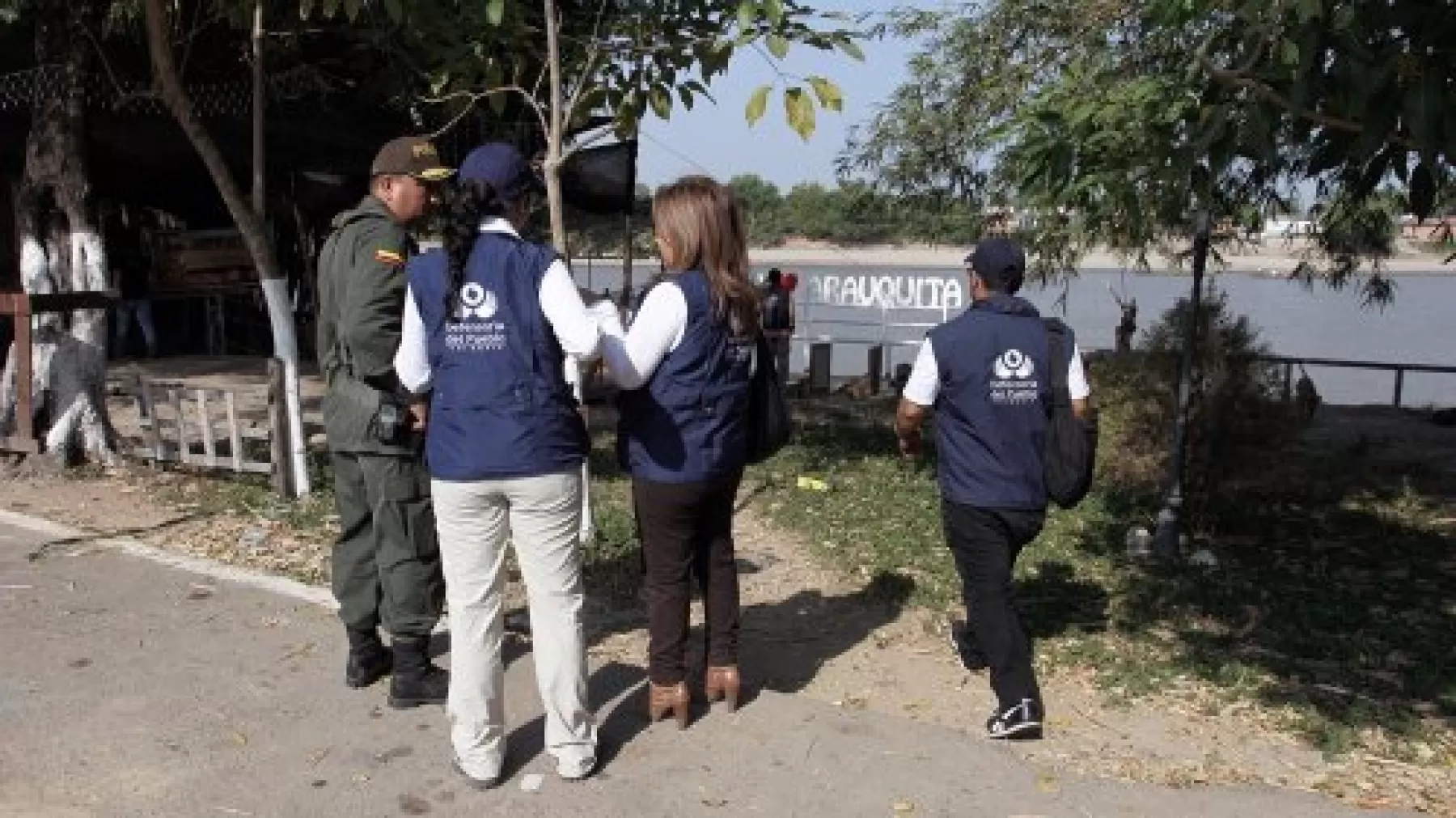 La Defensoría del Pueblo de Colombia recorrió la zona donde se habría producido una incursión desde territorio del vecino país.