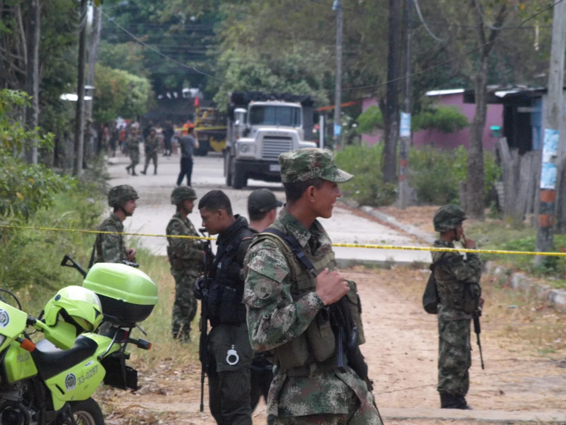 Dentro de la Brigada 18 de Arauca el atentado generó daños leves en las edificaciones, además reportan la afectación de tres vehículos.