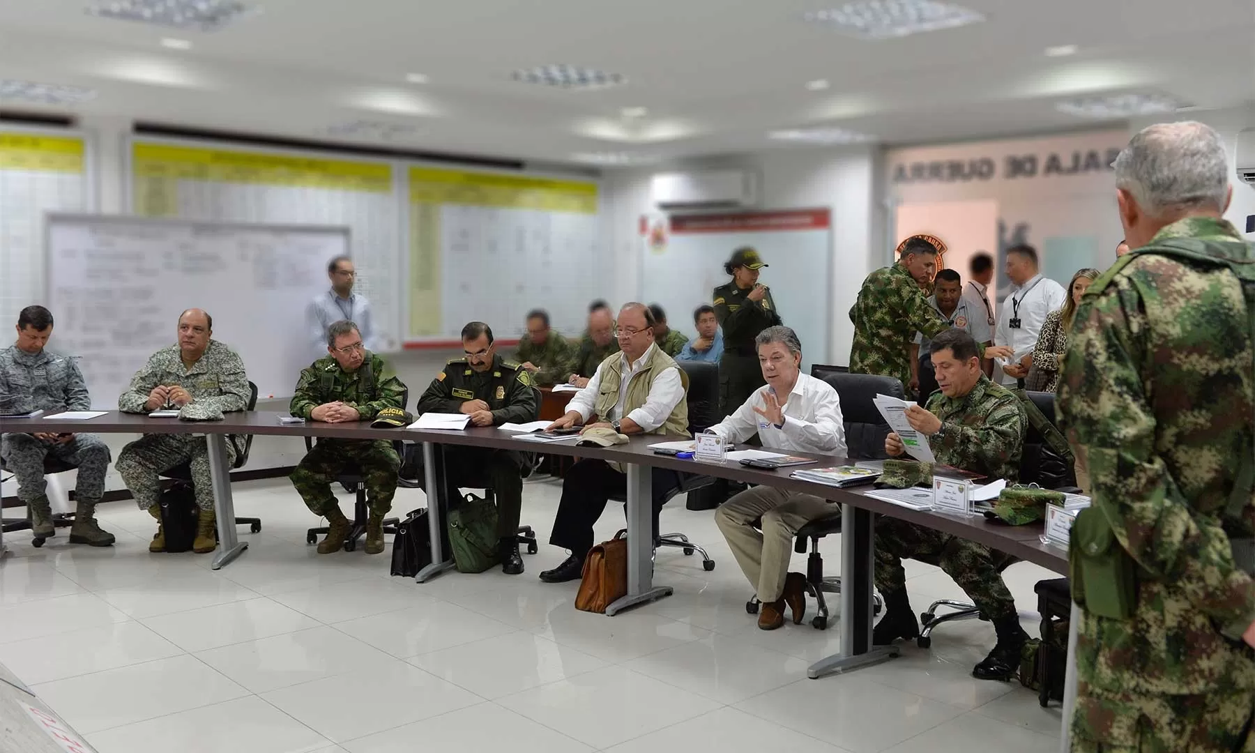 El Presidente Juan Manuel Santos; el Ministro de Defensa, Luis Carlos Villegas, y los altos mandos policiales y militares durante el Consejo de Seguridad que se realizó este lunes en la ciudad de Arauca.