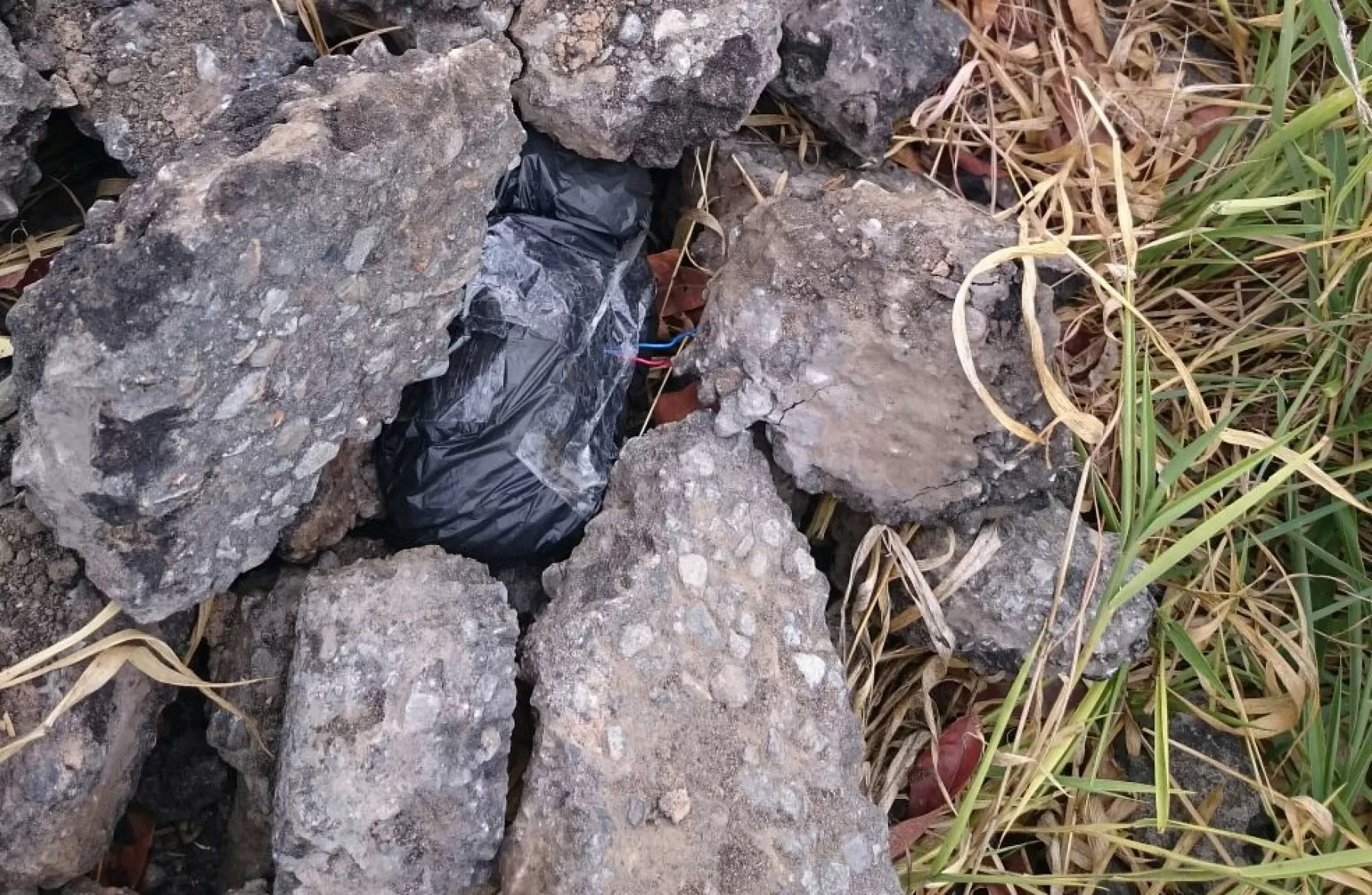 Miembros del cuerpo antiexplosivos del Ejército desactivaron elemento explosivo abandonado a orillas de carretera en Arauca.