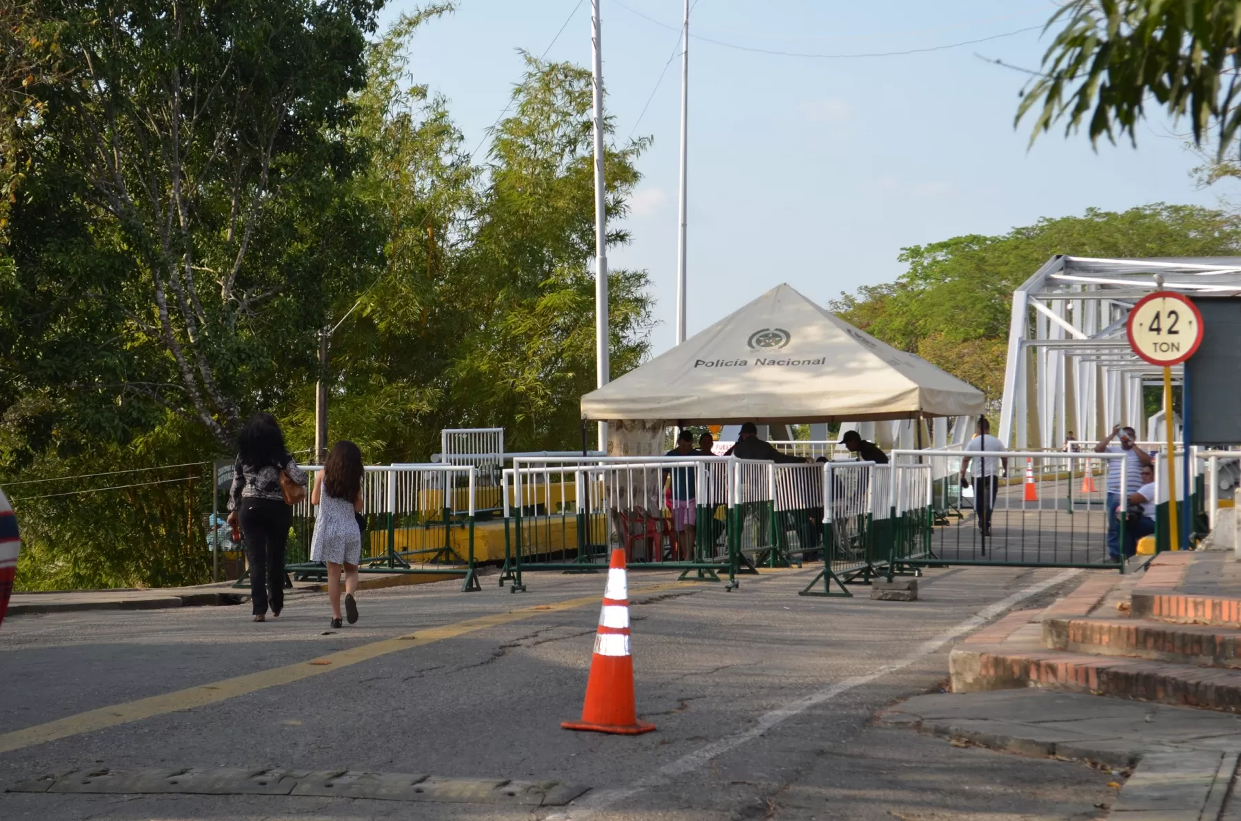Para evitar el contrabando, autoridades colombianas prohíben pasar mercancías hacia Venezuela por el puente internacional José Antonio Páez en Arauca. Quedó prohibido pasar alimentos, papel higiénico , alimentos para cerdos, llantas entre otros muchos productos que necesitan venezolanos y colombianos residenciados en Venezuela.