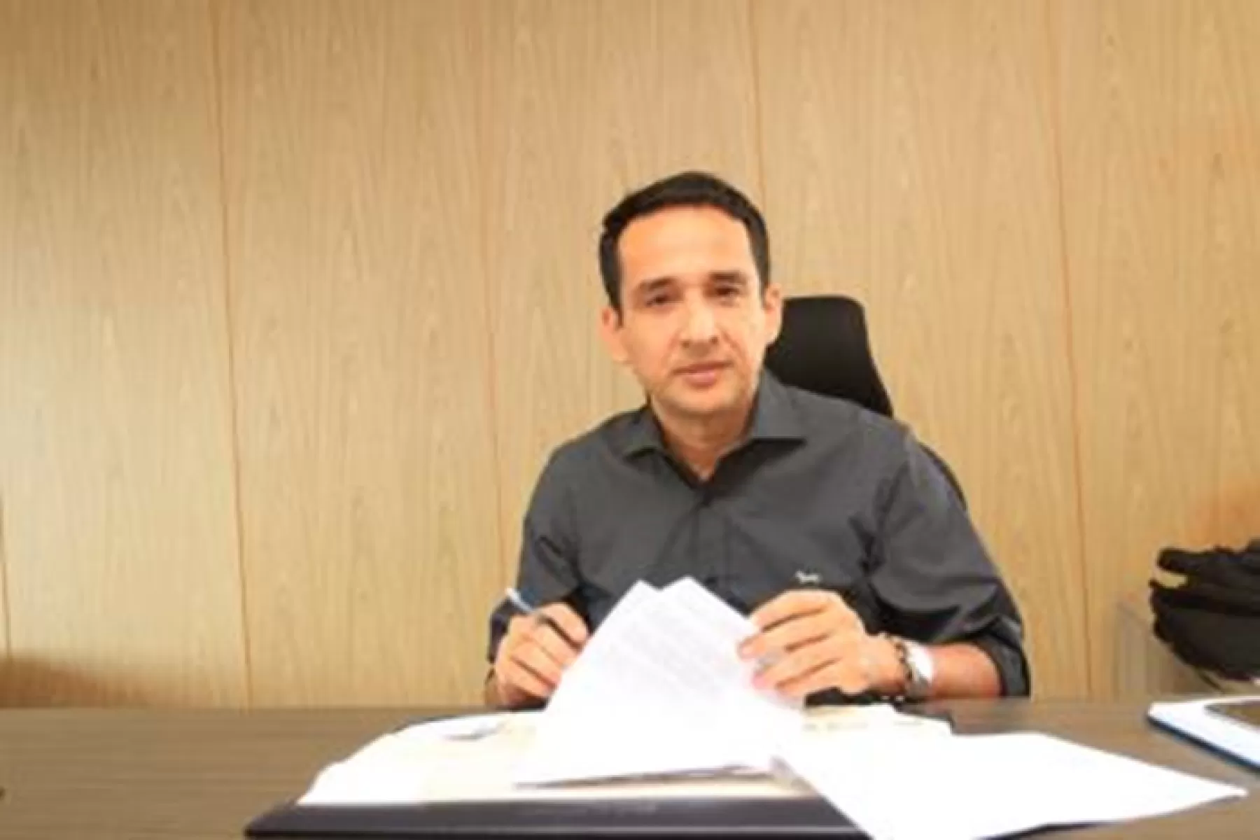 El alcalde de Villavicencio, Wilmar Barbosa Rozo, anunció la implementación de una serie de medidas que permitirán reducir el consumo de energía en el edificio de la Alcaldía.