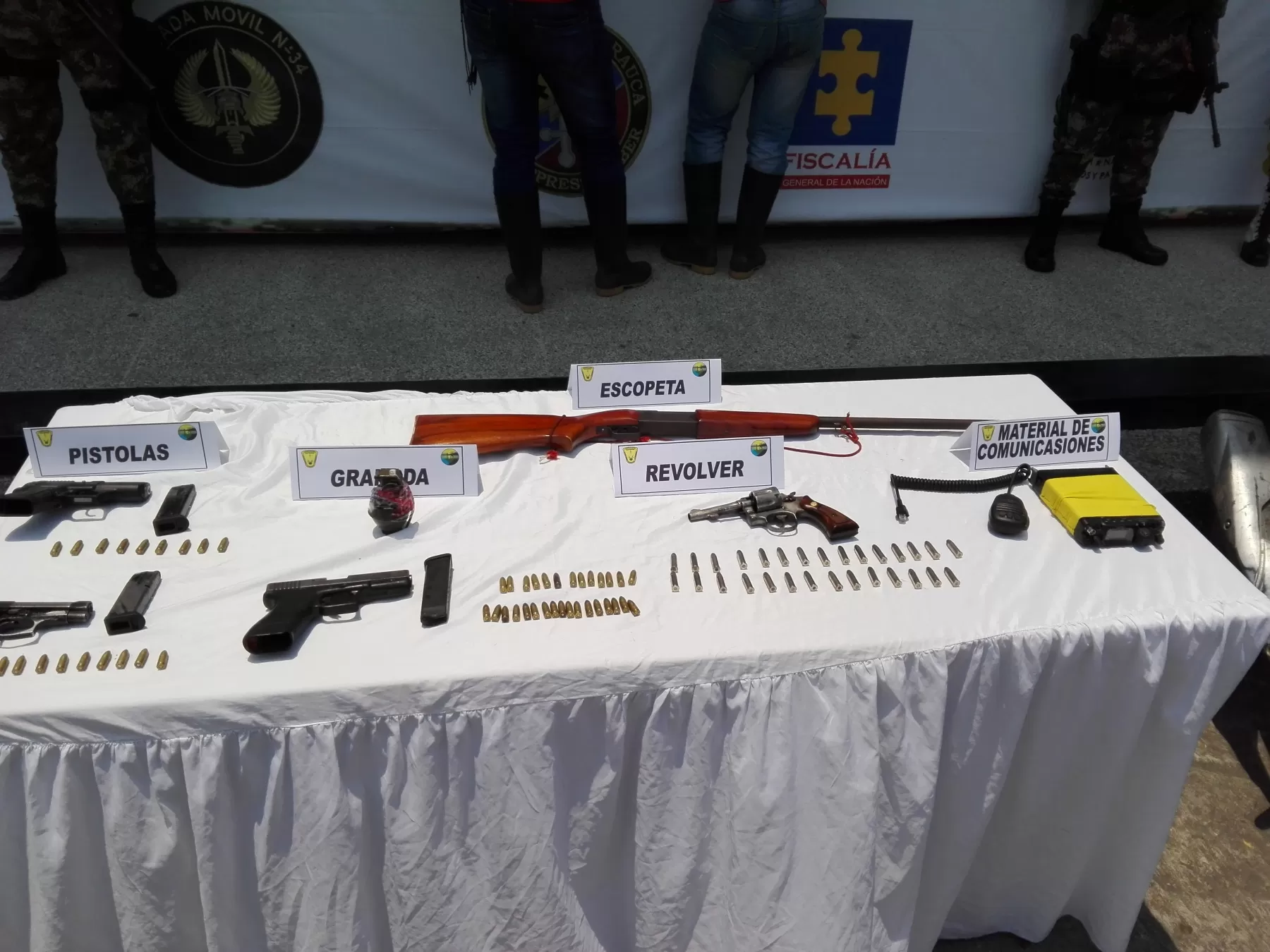 Armas y elementos de comunicaciones le incautaron a los capturados.