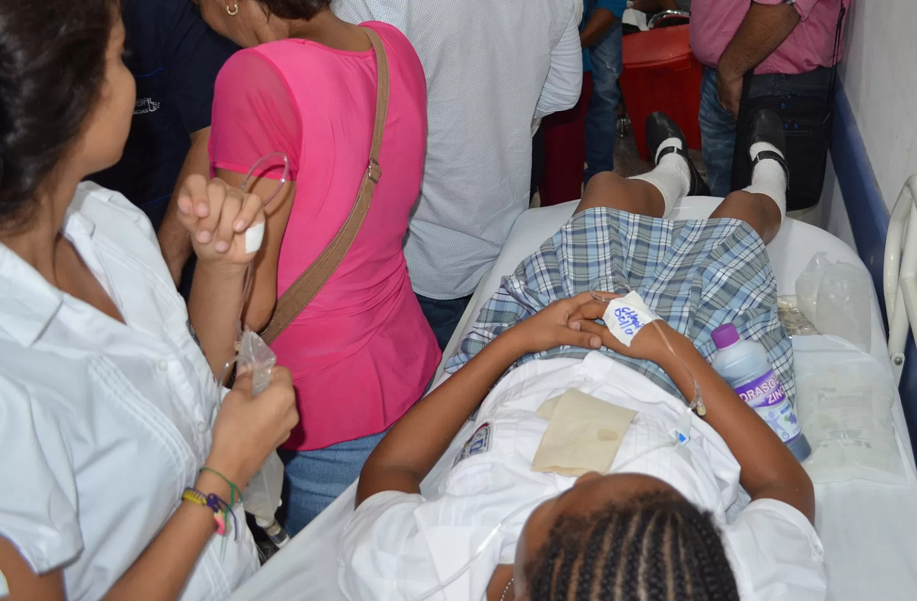 Más de trescientos estudiantes llevaron hasta el hospital San Vicente por vómito y mareo causado presuntamente por consumo de alimentos en descomposición. Por este hecho suspenderían el plan de alimentación escolar en el departamento de Arauca hasta revisar y hacer los correctivos necesarios.