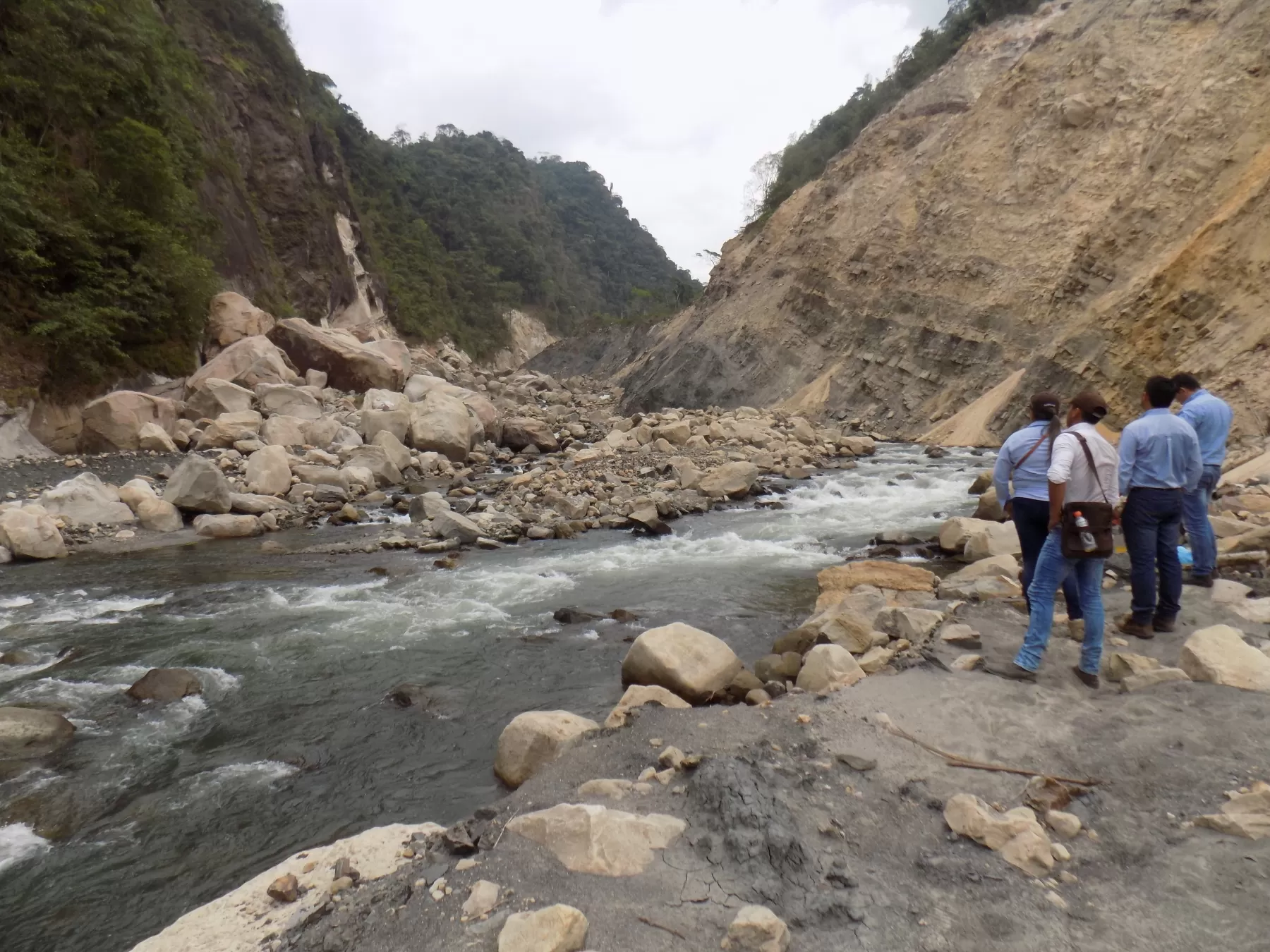 Autoridades definen los pasos o recomendaciones a seguir en cuanto a la atención del escenario de riesgo del represamiento del Río Upía, en Sabanalarga, Casanare.