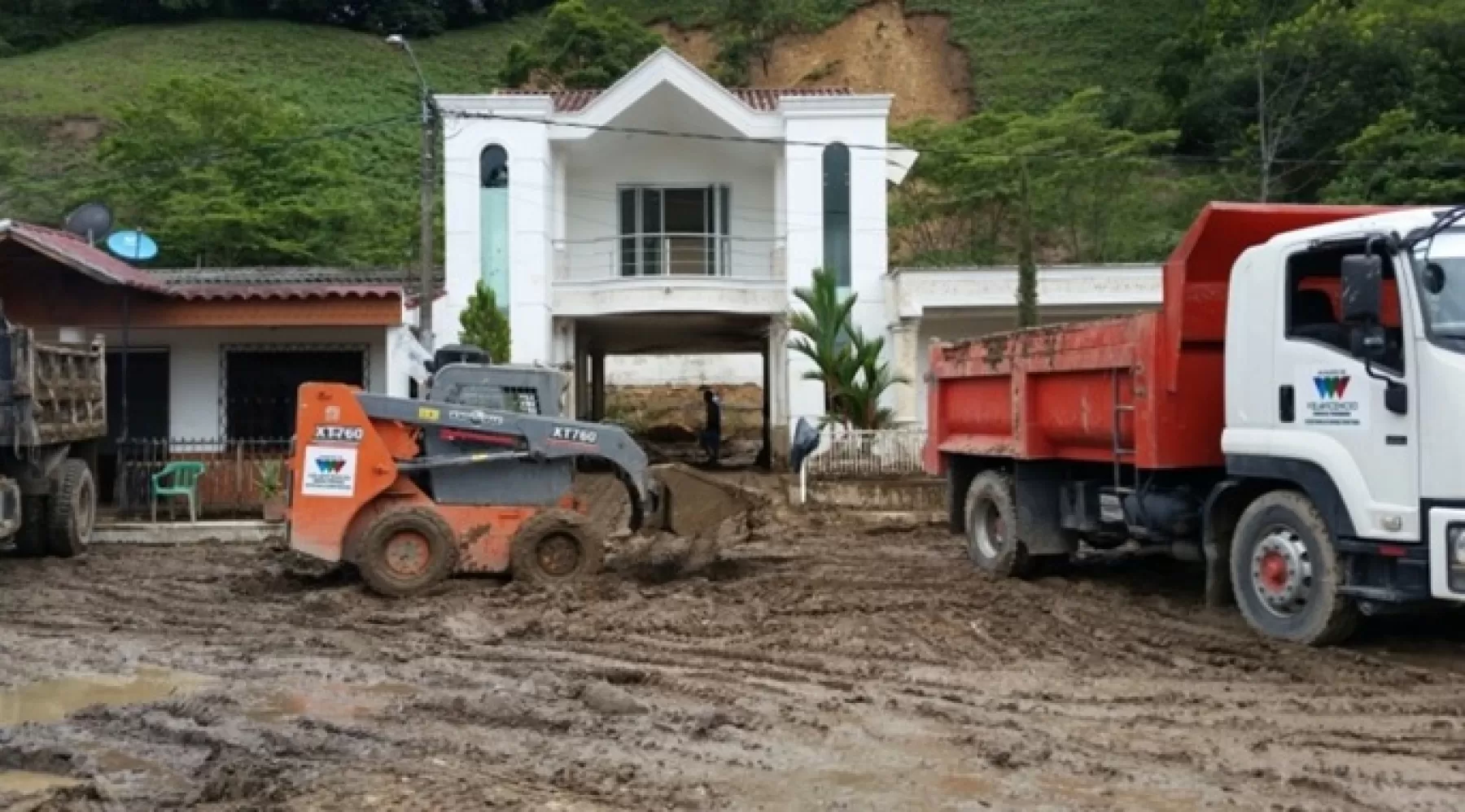 De escombros y labores de silvicultura completaron los cerca de 100 funcionarios de la Dirección Operativa de la Secretaría de Infraestructura de Villavicencio, en el sector de la antigua vía hacia el municipio de Restrepo.