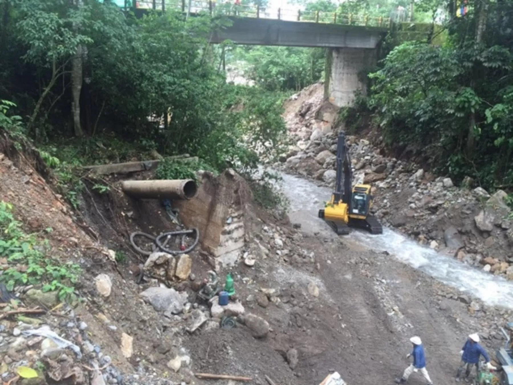 Revisión a puentes colapsados el 28 de abril pasado y que dejaron fuera de servicio las dos estaciones de bombeo alternas del acueducto de la capital del Meta.
