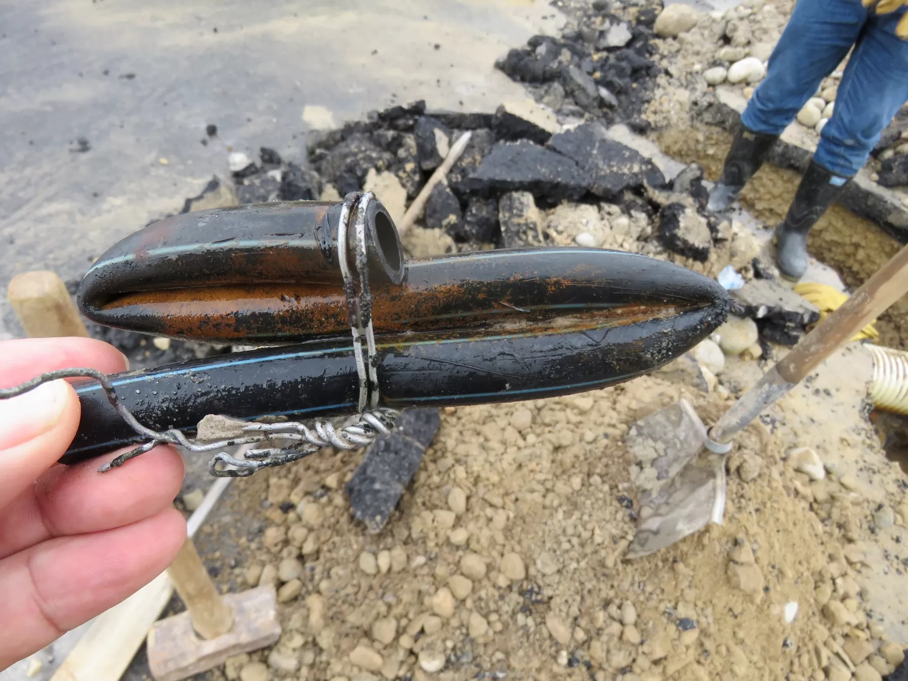 Así "arreglaron" los contratistas de la obra en la vía  nueva el paso de agua usada para los trabajos. Ahora la fuga de agua que ocasionó contribuye a deteriorar la vía.