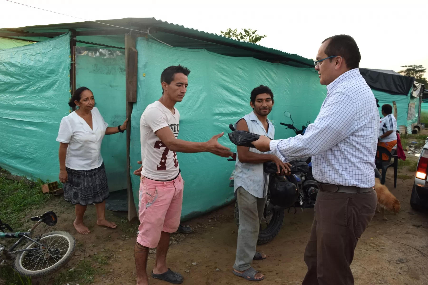 Familias de un asentamiento ilegal en Arauca reciben carne incautada por la Dian. La entrega fue realizada por el alcalde de Arauca, Carlos Alberto Hurtado Zocadagui, y el director de la Seccional de Impuesto y Aduanas de Arauca (e), José Rogelio Eslava.