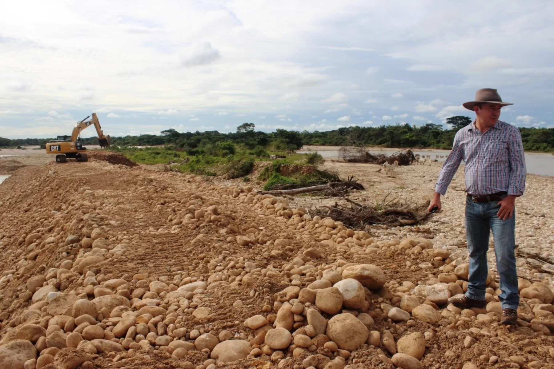 Construcción de jarillones en el río Ariporo, para evitar que la comunidad ribereña de este sector no se inunde.
