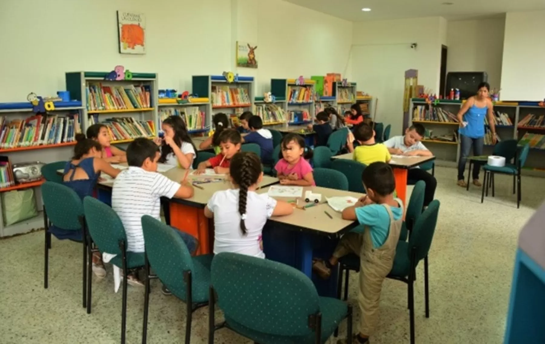 Actividades de manualidades y promoción de lectura se desarrollan en la sala de lectura infantil de la biblioteca Germán Arciniegas de Villavicencio.