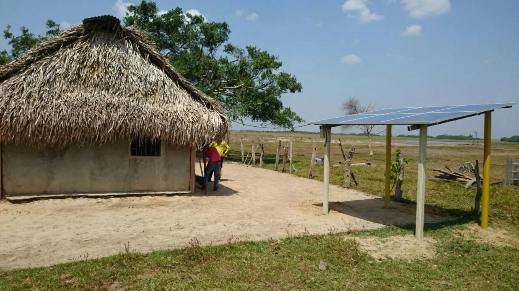 Sistema de energía solar robusto instalado en viviendas rurales aisladas del departamento de Casanare.