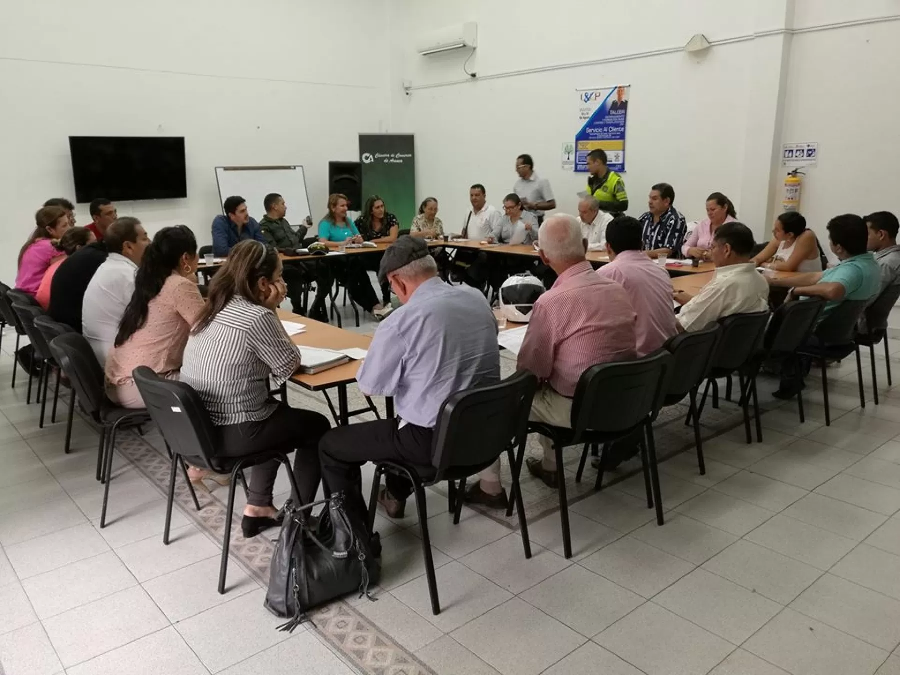  Gobierno departamental y Cámara de Comercio de Arauca evaluaron con los empresarios, alternativas de transporte para abastecimiento de mercancías