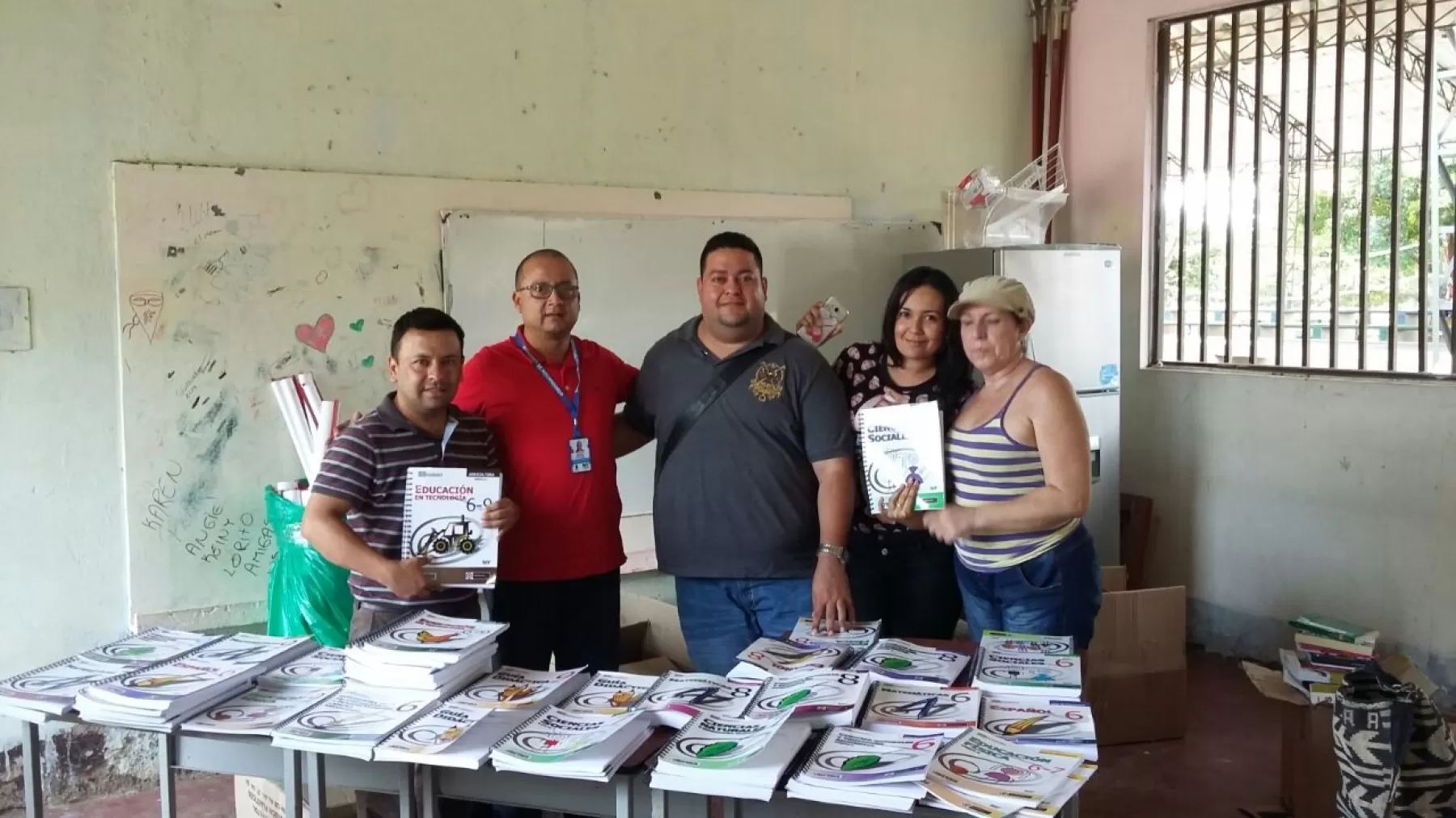 Entrega de kits de canasta educativa, a 30 colegios priorizados, como herramienta pedagógica para fortalecer la estrategia de Aceleración del Aprendizaje y el Modelo Educativo Flexible ‘Telesecundaria’.