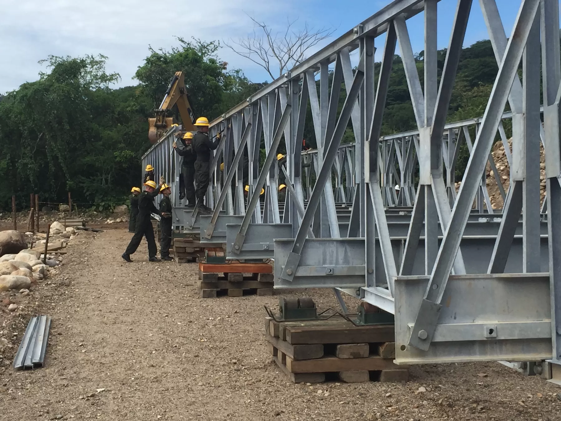 Ingenieros del Ejército Nacional trabajan en el ensamble de uno de los puentes militares que será instalado sobre el río Charte, para mejorar la movilidad de la vía Yopal- Aguazul.