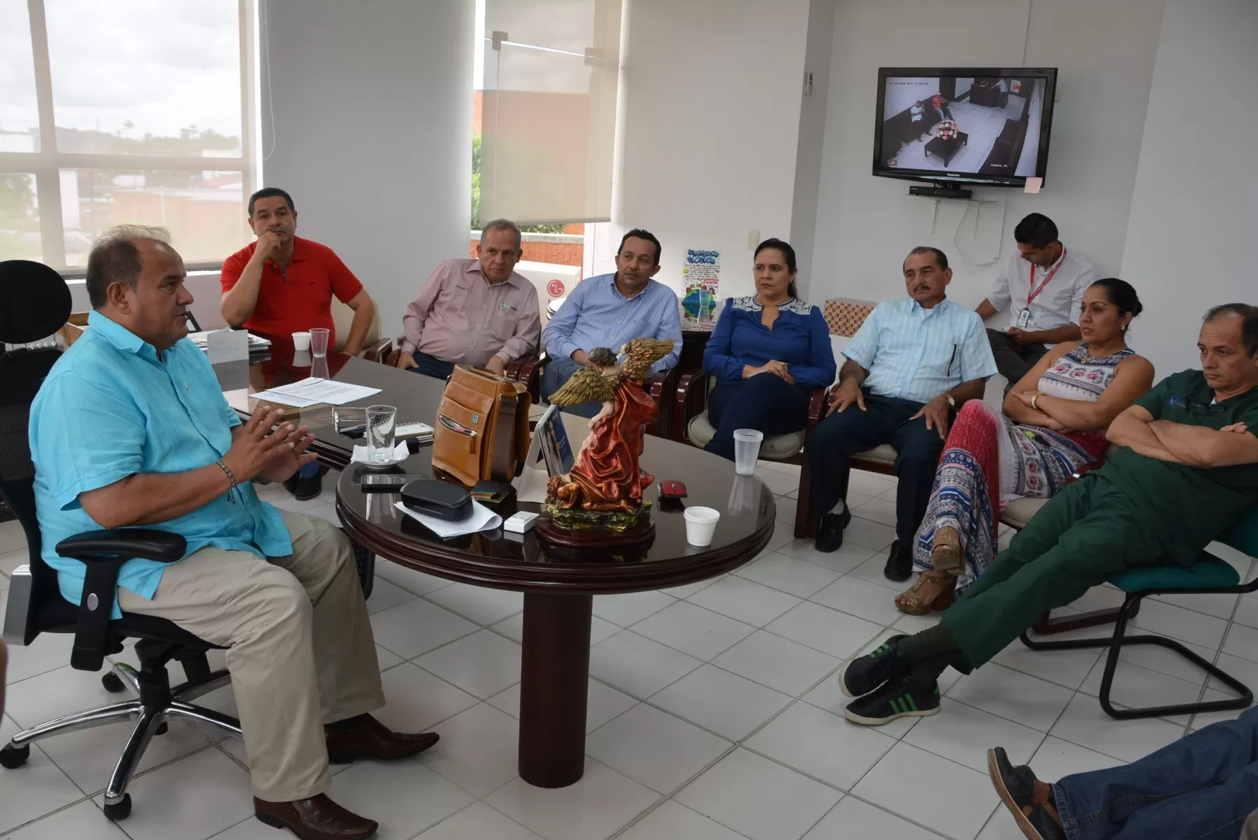 Recuperación de la piscina con olas, el malecón eco turístico, villa olímpica, parques y otros lugares emblemáticos dejó reunión con los comerciantes en el despacho del alcalde.