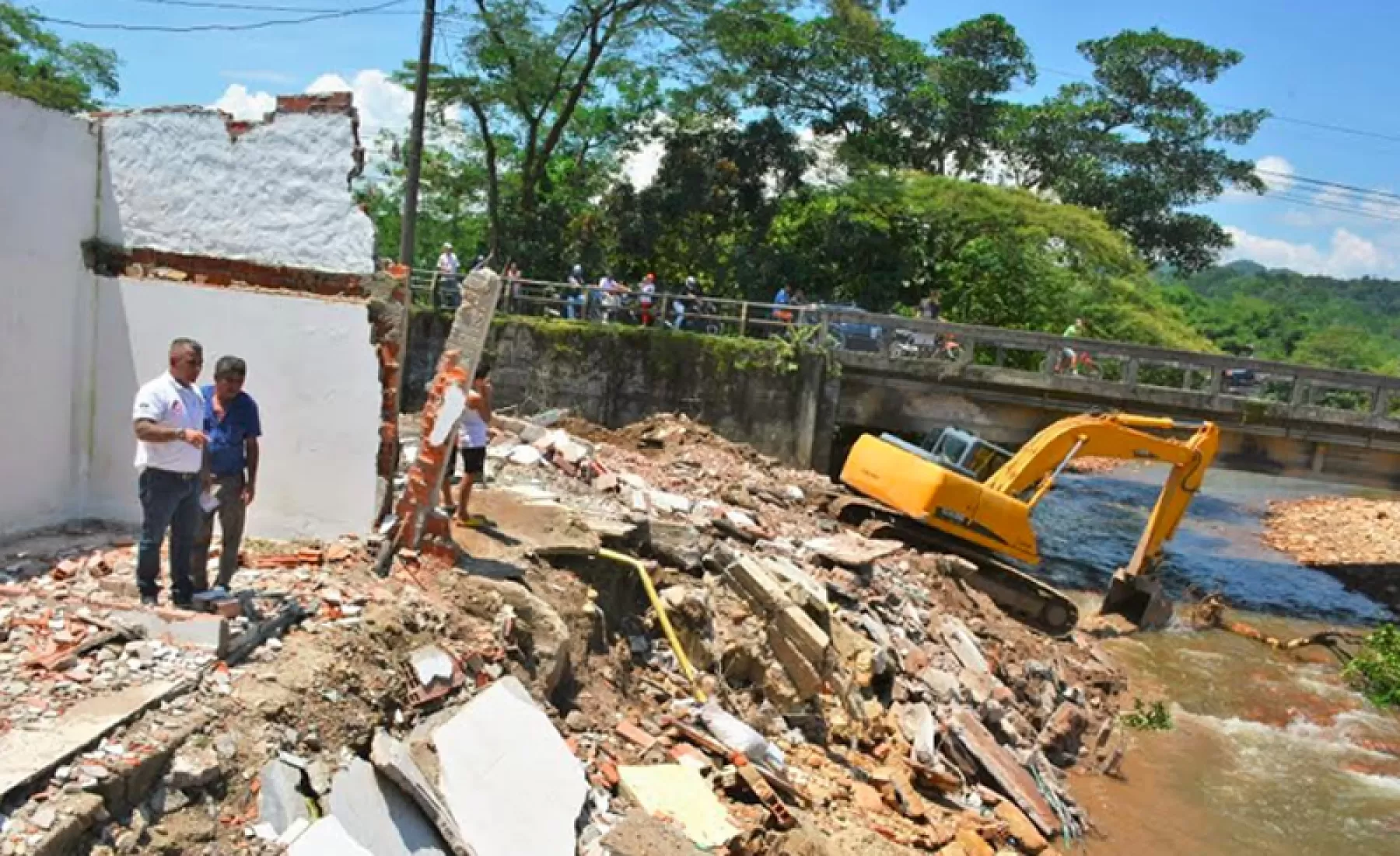 Trece viviendas que habían sido semidestruidas por las recientes arremetidas de las aguas del río Ocoa fueron demolidas el miércoles en Villavicencio.