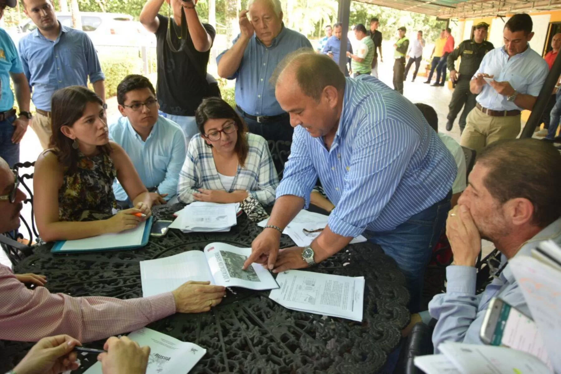 Con el fin de hacer los estudios pertinentes, para llevar a cabo la construcción de las oficinas del Centro Nacional de Atención Fronterizo en Arauca, se realizó reunión de autoridades locales y nacionales.