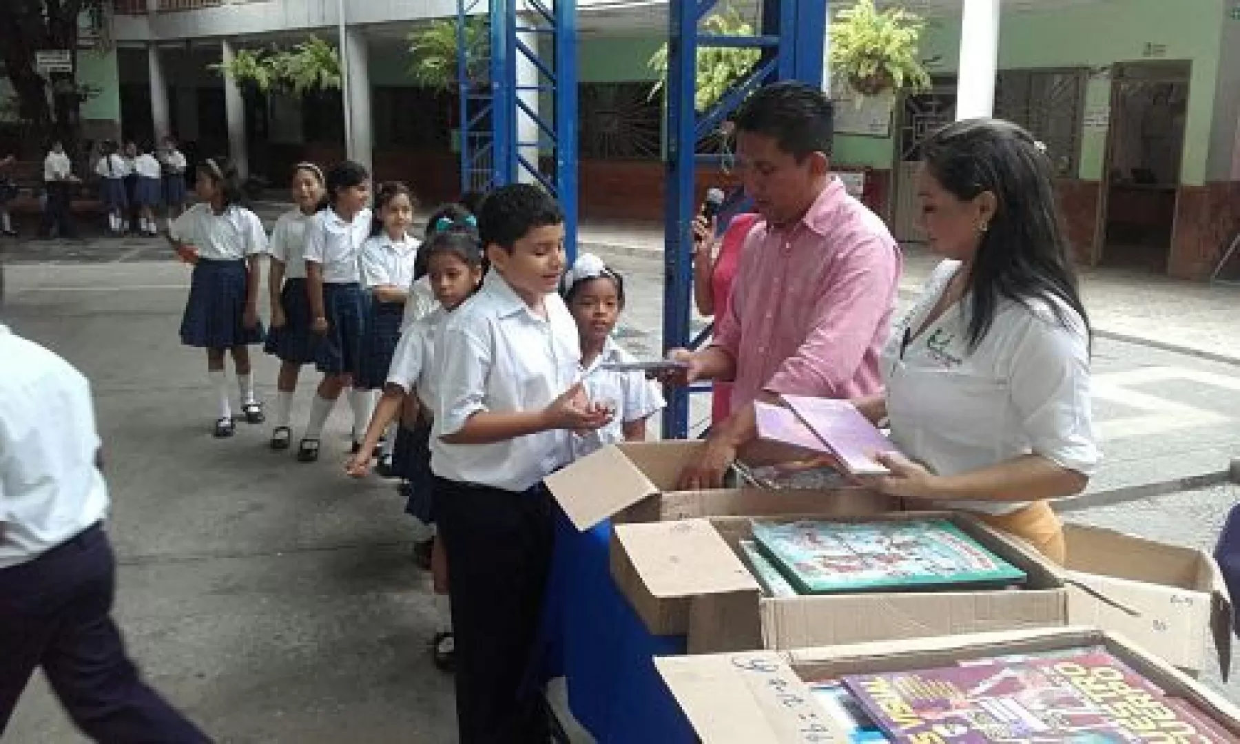 El Ministerio De Cultura entregó libros nuevos regalados a más de 14 mil estudiantes de instituciones educativas públicas del nunicipio de Arauca. En las próximas semanas siguen los otros 6 municipios del departamento.