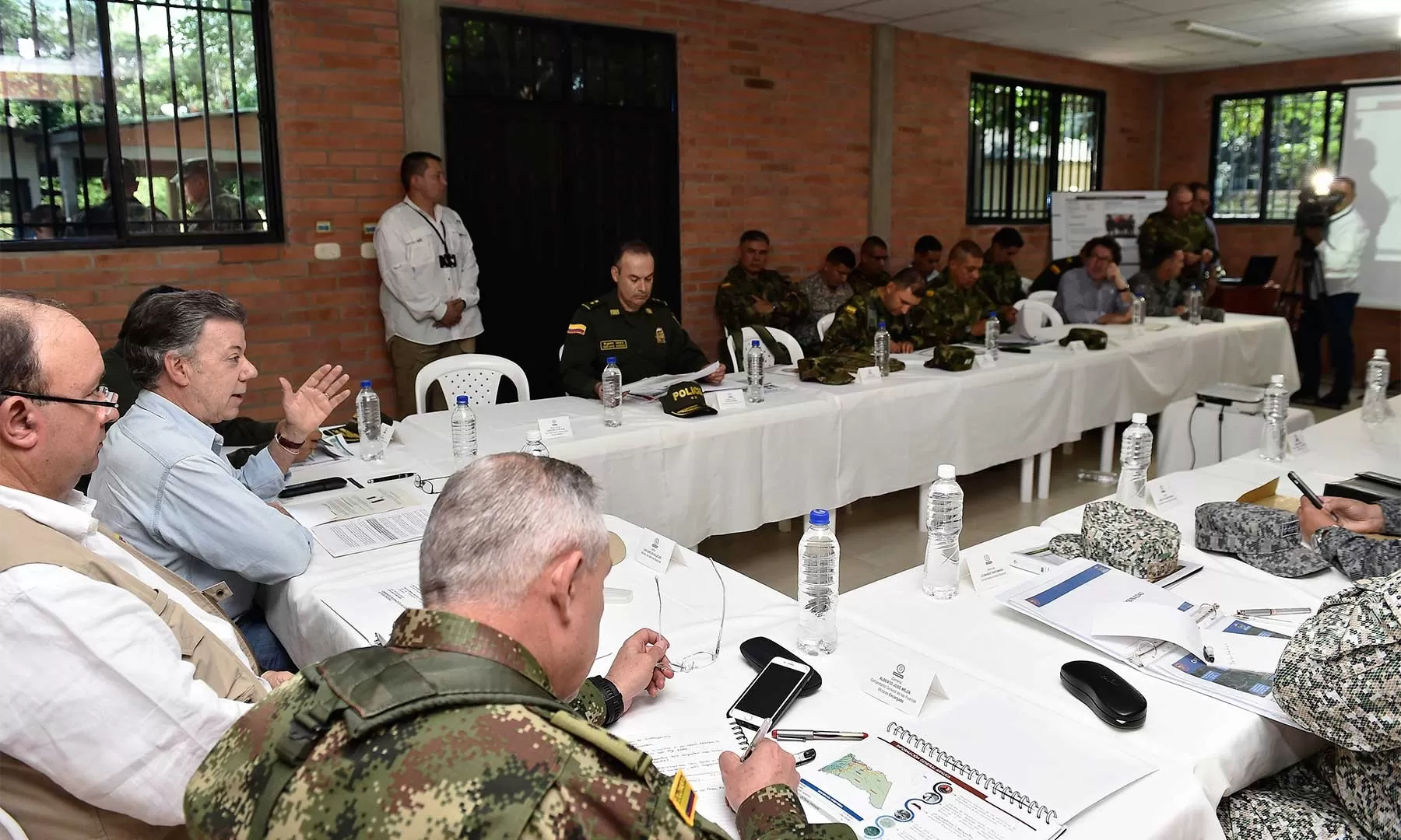 En Arauquita el Presidente Juan Manuel Santos lideró este jueves un Consejo de Seguridad, le acompaña el Ministro de Defensa, Luis Carlos Villegas. Foto: César Carrión - SIG.