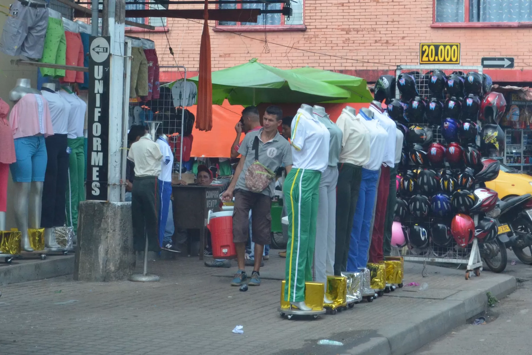 Vendedores formales e informales invaden el espacio público de la plaza de mercado central de Arauca.