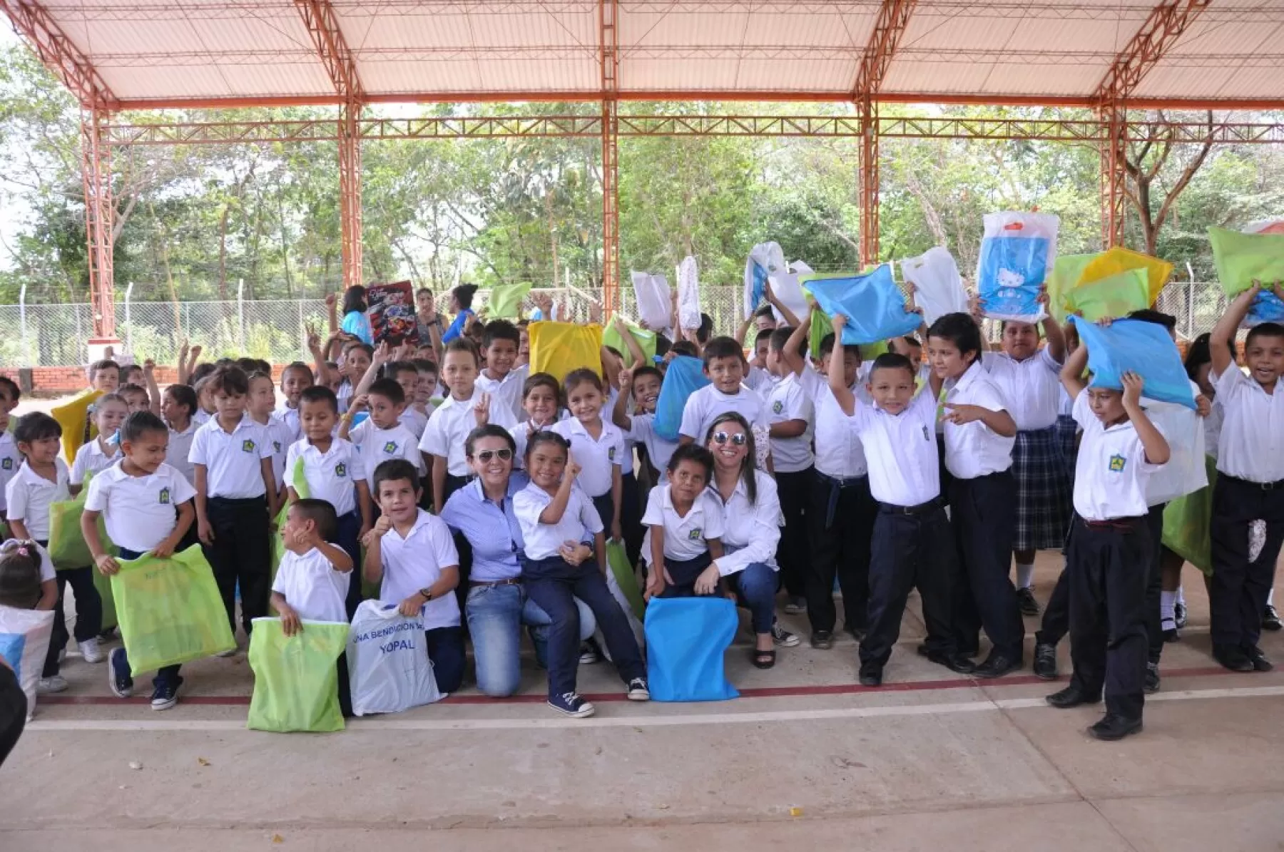 Niñas y niños de siete instituciones educativas rurales de Yopal, recibieron este lunes kits escolares que entregó la Administración Municipal.