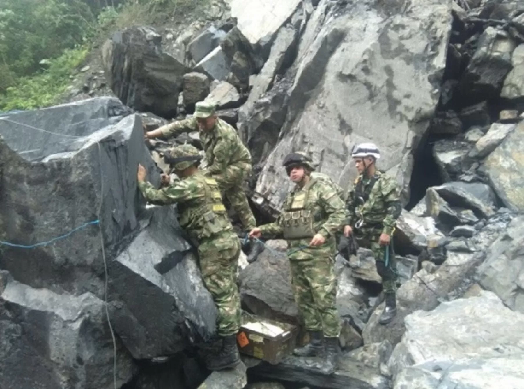Con el apoyo de personal experto en explosivos del Ejército, se está tratando de fragmentar dos grandes rocas que están impidiendo los trabajos de instalación de la nueva tubería del acueducto de Villavicencio, Meta.