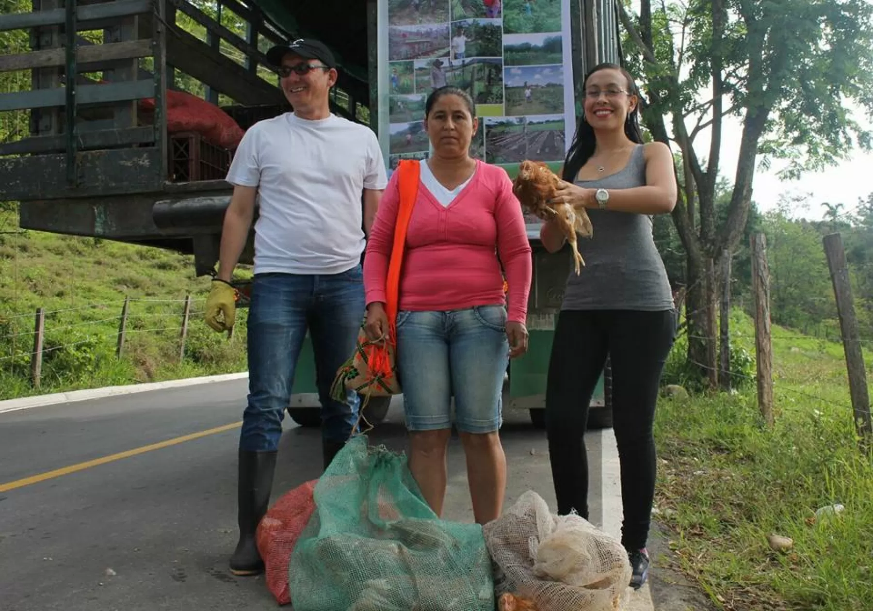 Secretaria de Desarrollo Económico Medio Ambiente y Turismo, Alejandra Cubides, participó de la jornada de entrega de gallinas ponedoras, a 121 familias del sector rural de Yopal.