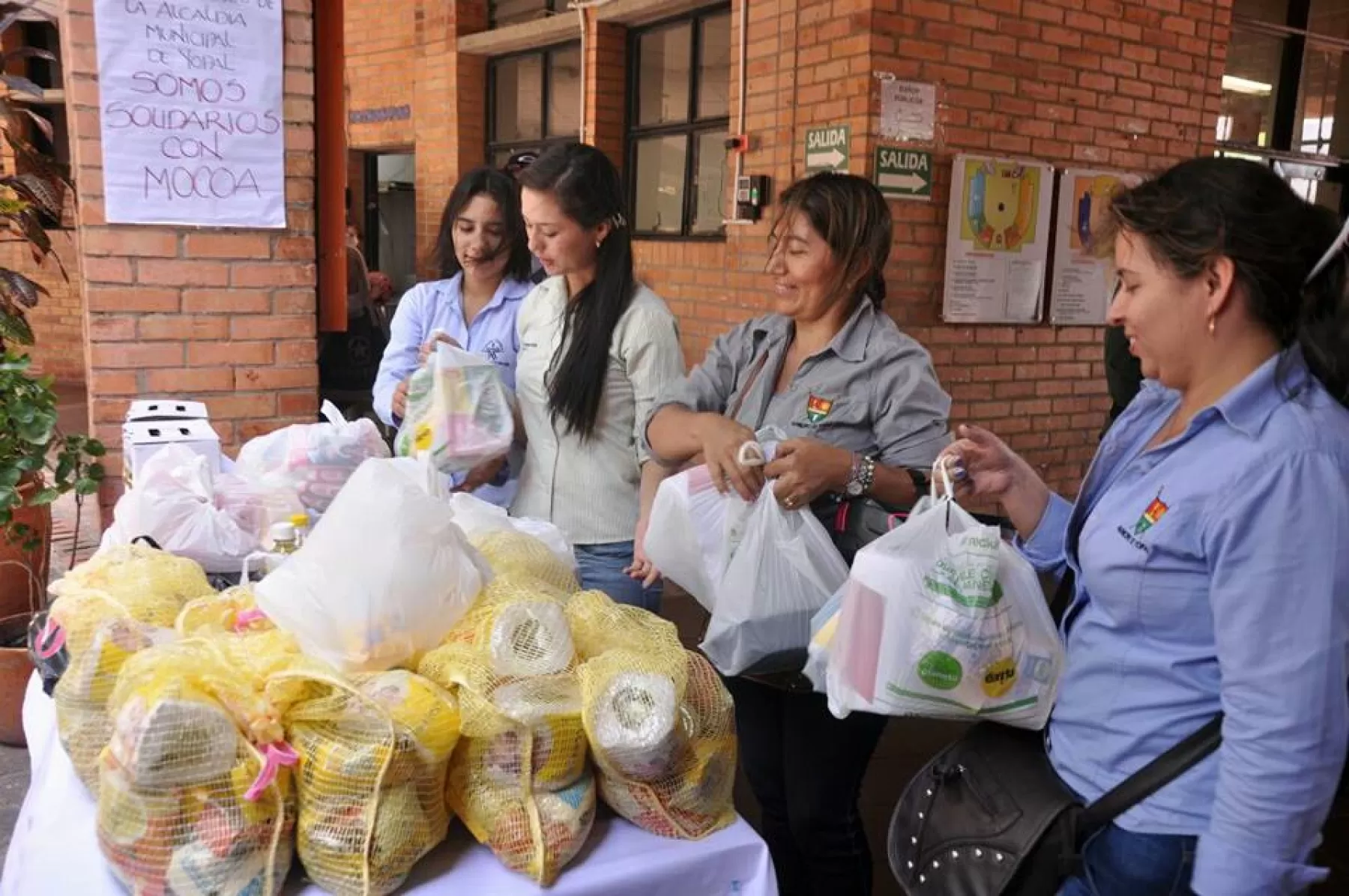 Funcionarios de la Alcaldía de Yopal donan 2 toneladas de ayudas humanitarias para damnificados de Mocoa