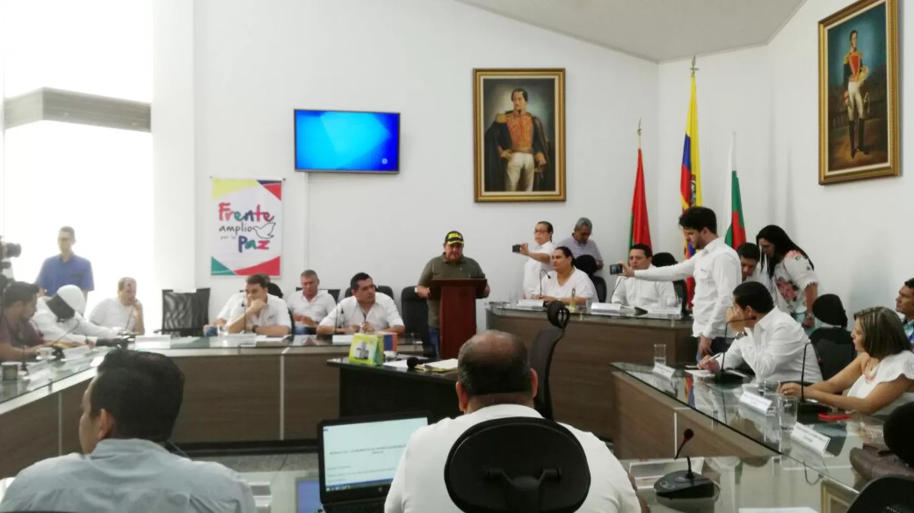 El ex comandante de las FARC Alfonso López Gómez, alias «Efrén Arboleda», diputados, concejales y líderes sindicales, en el concejo de Arauca desarrollando el Congreso Regional de Paz.