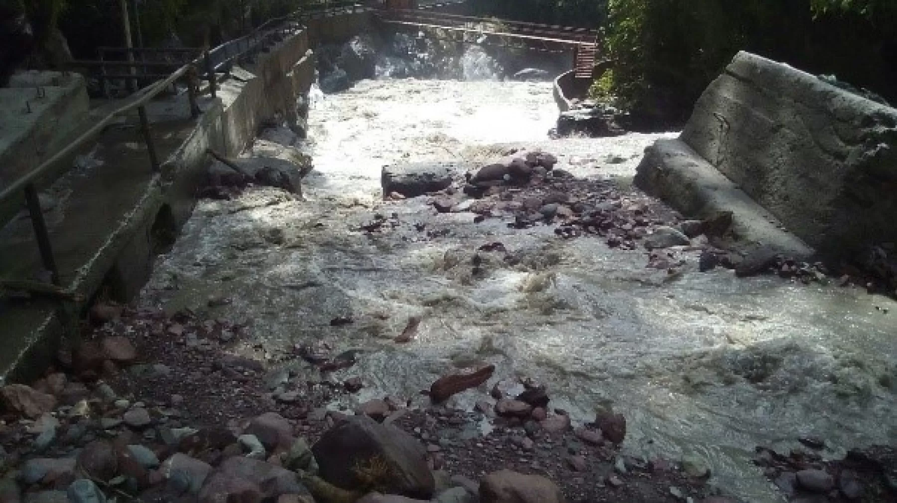 Nuevo derrumbe deja sin agua a Villavicencio, Meta.