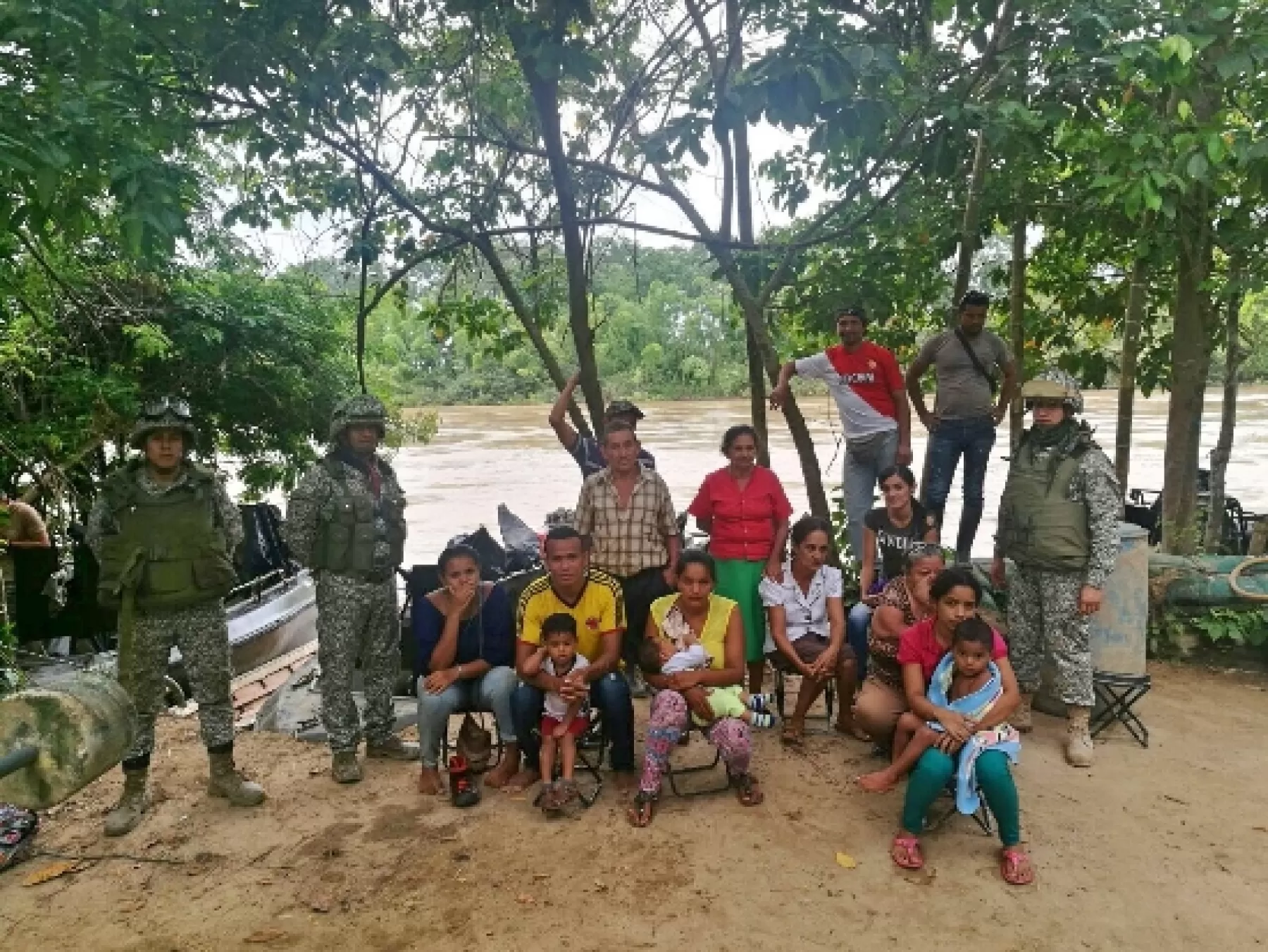  Armada Nacional salvaron la vida de seis adultos y dos menores de edad, luego que la embarcación tipo canoa en la que se desplazaban sufriera un naufragio en aguas del río Arauca.