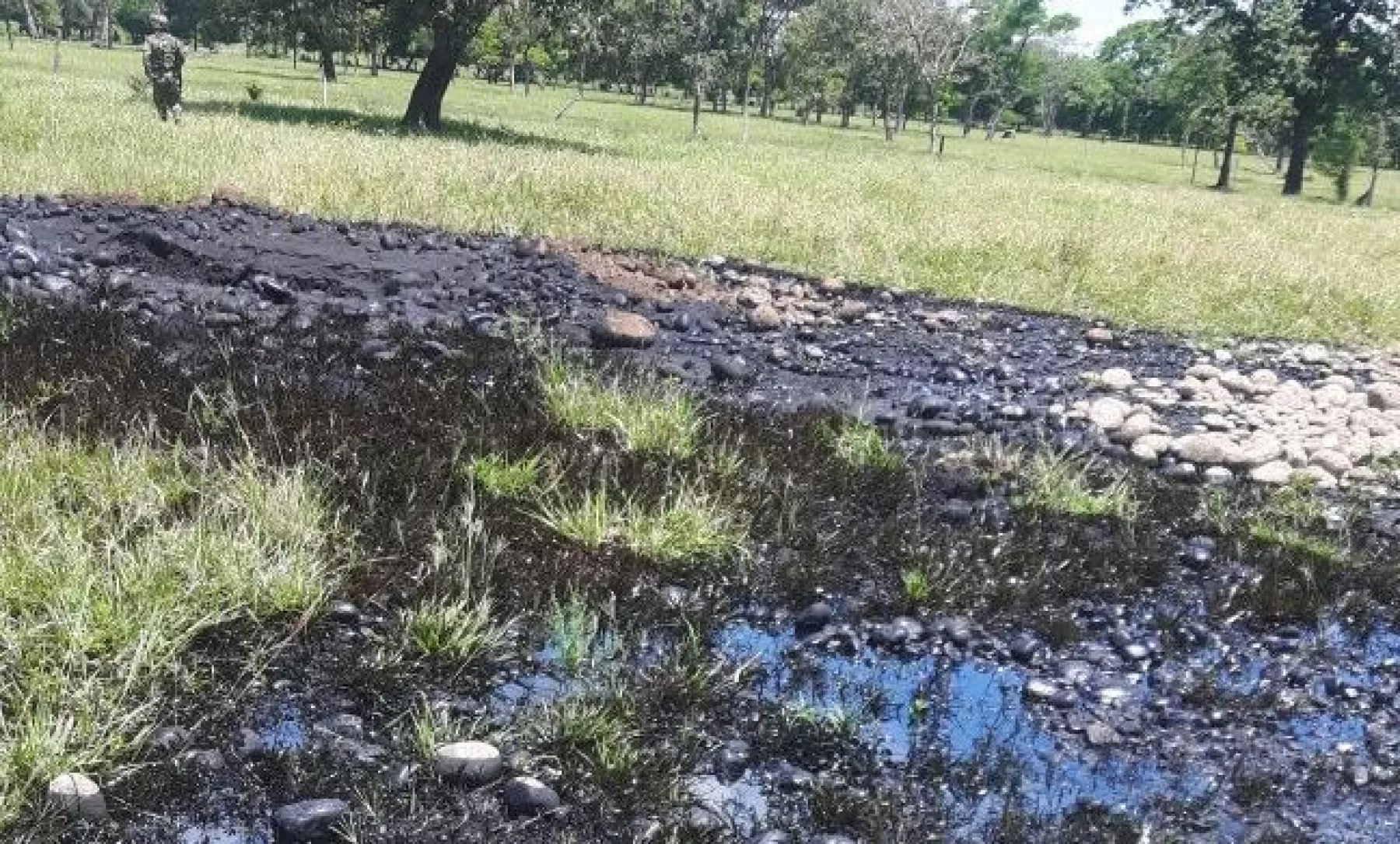 El Atentado al oleoducto Caño Limón Coveñas de Ecopetrol, se presentó a la altura del PK 85, correspondiente a la vereda El Consuelo, provocando derrame de crudo en la vegetación del sector.