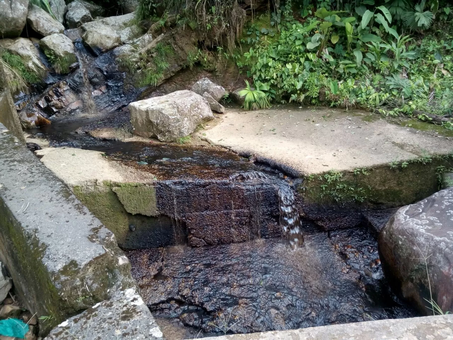 La voladura del oleoducto Caño Limón - Coveñas lleva crudo al río Cubogón, afluente del río Arauca. En alerta poblaciones ribereñas de la frontera colombo-venezolana.