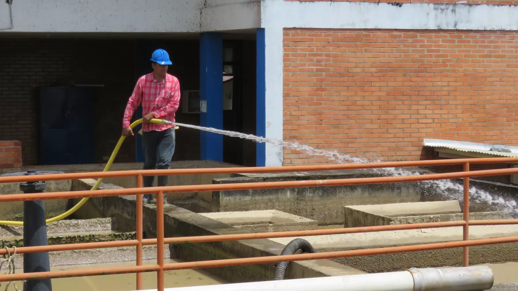 Trabajos de mantenimiento y limpieza en los tanques de distribución e impulsión y filtros en la planta de tratamiento del acueducto de Arauca.